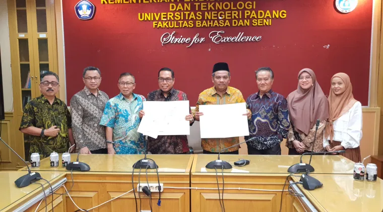 Pimpinan FBS UNP,Yayasan Alinia Entrepreneur Indonesia, Pimpinan DPP Iluni padapenandatanganan Naskah Kerja Samabertempat di ruang sidang Kampus FBS UNP Air Tawar Padang pada Rabu (9/7). Foto MR.
