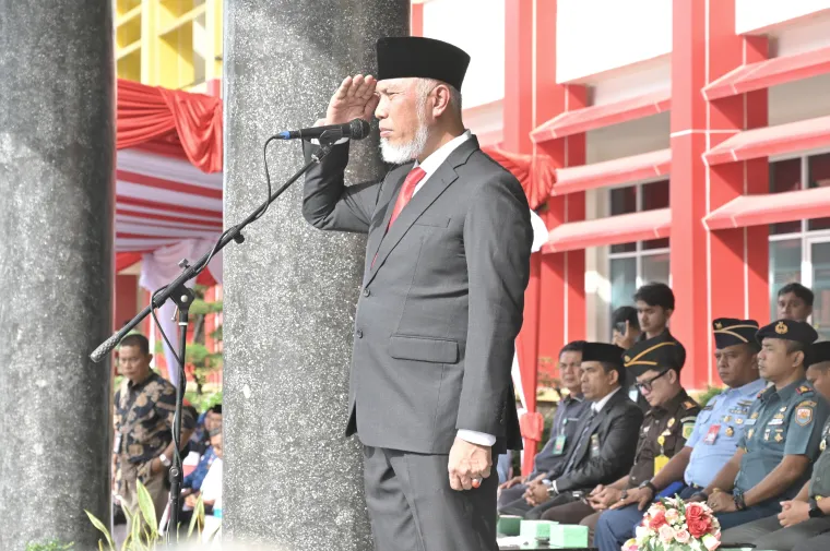 Gubernur Mahyeldi ketika menjadi pembina Upacara Peringatan Hari Koperasi Nasional (Harkopnas) ke-78 tingkat provinsi yang digelar di halaman Kantor Gubernur, Kamis (17/7/2025). Foto: Adpim Sumbar