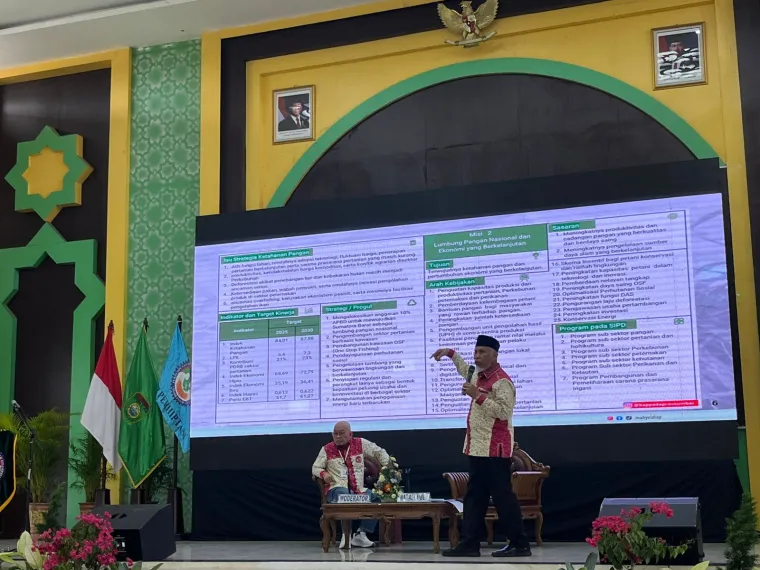 Gubernur Mahyeldi saat menjadi narasumber dalam Rakernas II Perhimpunan Penyuluh Pertanian Indonesia (Perhiptani) Tahun 2025 di Palembang, Senin (14/7/2025). Foto: Adpim Sumbar