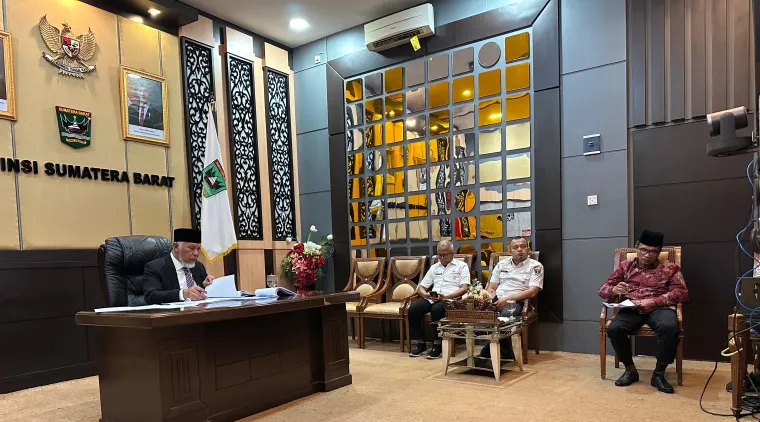Gubernur Sumatera Barat (Sumbar), Mahyeldi Ansharullah ketika menjalani sidang tesis S2 Bidang Studi Magister Manajemen secara daring di Istana Gubernuran, Rabu (2/7/2025).Foto: Adpim Sumbar