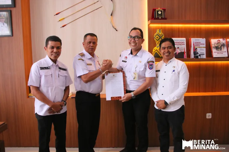 Wakil Wali Kota Payakumbuh, Elzadaswarman, menerima kunjungan resmi dari Dinas Pemberdayaan Masyarakat dan Desa (DPMD) Provinsi Sumatera Barat di ruang kerjanya, Rabu (23/07/2025).