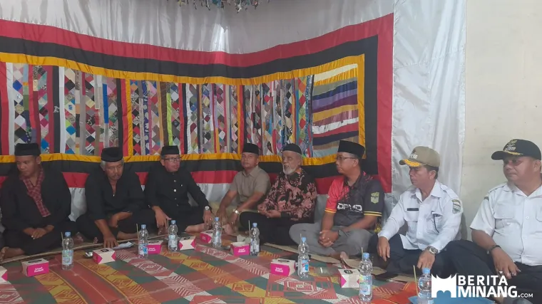 Ketua KAN Guguak, JJ Dt Gadang  ketika menyampaikan berbagai hal dalam konsolidasi dan evaluasi, pasca polemik kepemimpinan yang terjadi beberapa waktu lalu yang dilangsungkan di Kantor KAN Guguak, Rabu (16/2025). Foto: Rokcalva