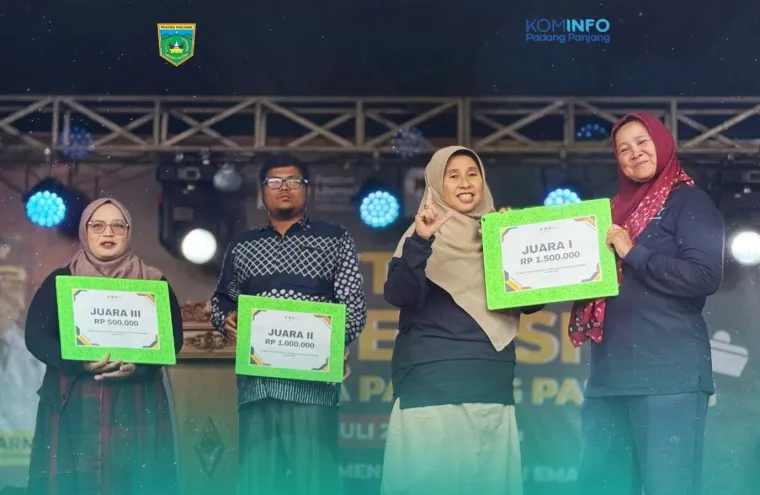 Penyerahan pemenang Lomba Stand UMKM saat kegiatan Festival Literasi III dan Festival Pamenan Minangkabau II di Pusat Dokumentasi dan Informasi Minangkabau (PDIKM) Kota Padang Panjang, Ahad (27/7/2025). Foto: Kominfo Padang Panjang
