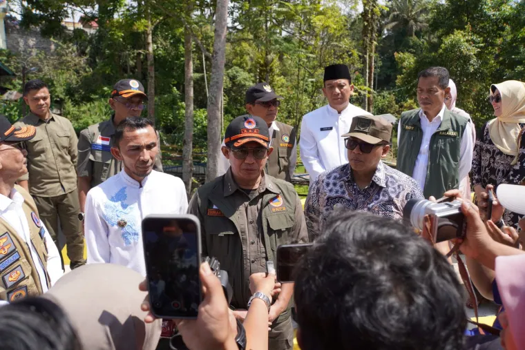 Kepala BNPB, Letjend TNI Suharyanto ketika diwawancarai media di Jembatan Tanjung-Tanah Bato, Padang Panjang Timur, Jumat (4/7/2025). Foto: Kominfo Padang Panjang