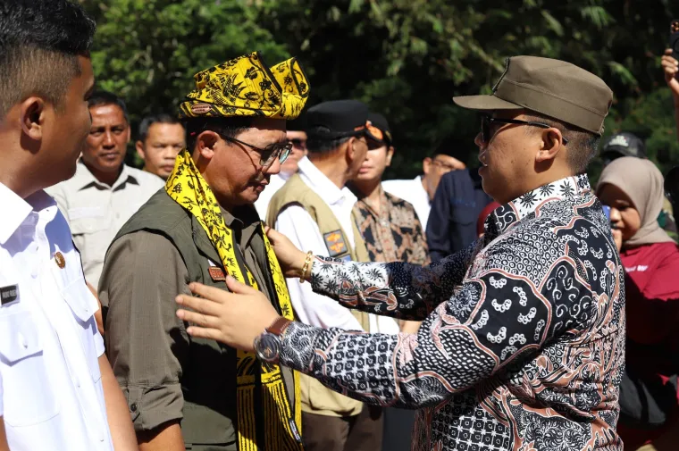 Wako Padang Panjang Hendri Arnis kelungkan bunga ke Kepala BNPB RI, Letjen TNI Suharyanto di kawasan wisata  Lubuk Mata Kucing di Kelurahan Pasar Usang Padang Panjang, Jumat (4/7/2025). Foto: Kominfo Padang Panjang