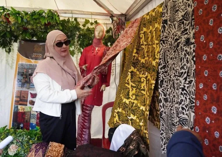 Ketua Dekranasda Kota Padang Panjang, Ny. Maria Feronika Hendri lakukan peninjauan menyeluruh stand pameran pada Festival Literasi, Ahad (27/7/2025) di PDIKM. Foto:Kominfo Padang Panjang