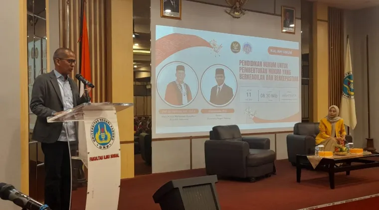 Wakil Ketua MK RI Prof. Dr. Saldi Isra, SH, MPA sedang kuliah umum di hadapan civitas akademika FIS UNP, Jumat (11/7/2025) di Aula FIS Kampus Air Tawar Padang. Foto: Rokcalva