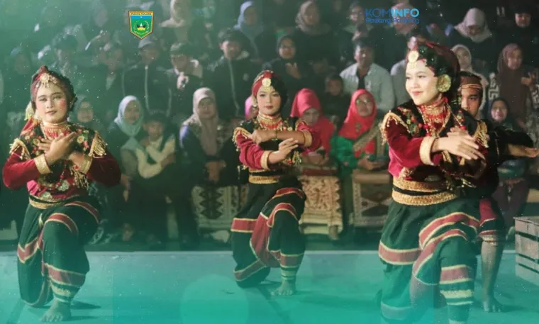 Suasana penutupan, Ahad (27/7/2025) malam, pengunjung disuguhkan berbagai pertunjukan seni yang memukau pada Festival Pamenan Minangkabau di PDIKM Padang Panjang. Foto:Kominfo Padang Panjang