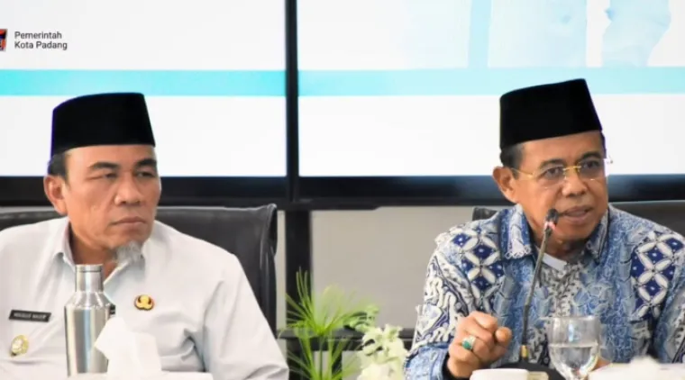 Wakil Wali Kota Padang, Maigus Nasir dan Ketua DMI Sumbar Prof. H. Ganefri, Ph.D saat Rapat Optimalisasi Launching Smart Surau di Kediaman Resmi Wali Kota Padang, Rabu (23/7/2025). Foto: Prokopim Kota Padang