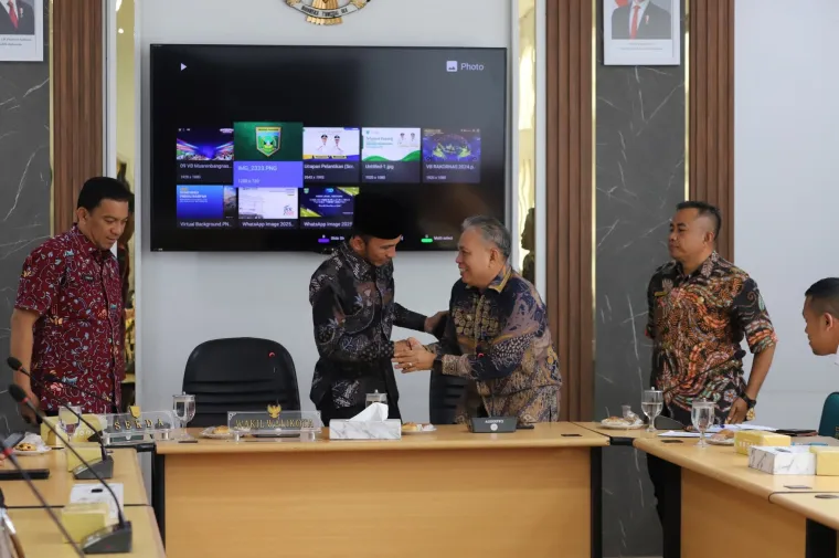 Suasana rapat Pemerintah Kota Padang Panjang bersama PT Kereta Api Indonesia (KAI) Wilayah Divre II Sumatera Barat dan Balai Teknik Perkeretaapian (BTP) Kelas II Padang, Kamis (10/7/2025), di Ruang VIP Balai Kota. Foto: Kominfo Padang Panjang