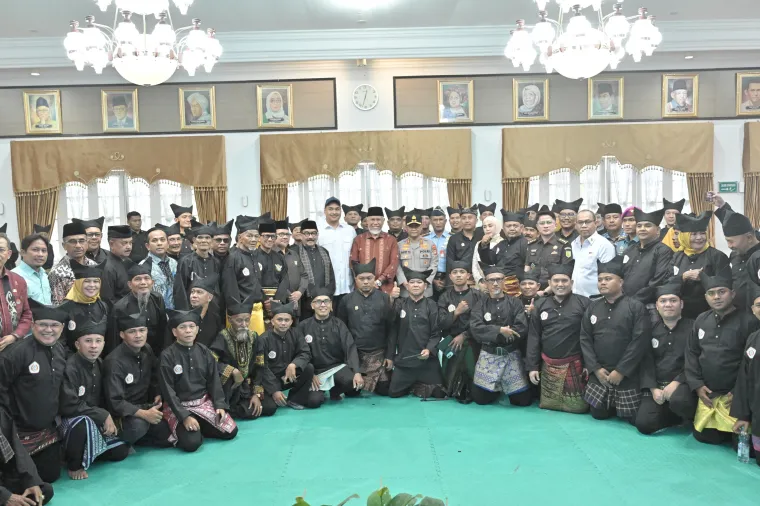 Wakil Gubernur Sumbar, Vasko Ruseimy St. Nagari Sati dan pengurus IPSI Sumbar foto bersama usai dilantik oleh Wakil Ketua Umum PB IPSI, Dr. Djayeng Tirto Soedarsono di Auditorium Gubernuran Sumbar, Kamis (3/7/2025). Foto: Adpim Sumbar