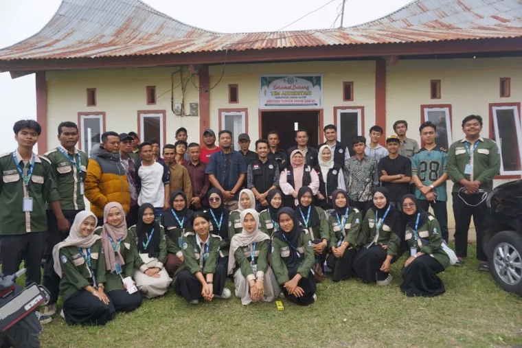 Foto bersama dengan pesertaworkshop di Nagari Singgalang, Kecamatan X Koto, Kabupaten Tanah Datar pada 11 Juli 2025. Foto: Humas UNP