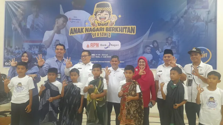 Staf Ahli Gubernur Sumbar, Jasman Rizal foto bersama usai penyerahan bingkisan kepada anak yang selesai melaksanakan khitan di Masjid Raya Syech Ahmad Khatib Al Minangkabawi, Rabu (2/7/2025). Foto: Rokcalva