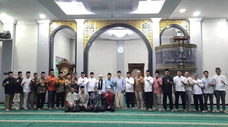 Kegiatan Subuh Mubarak Universitas Negeri Padang bertempat di Masjid Raya Al-Azhar, Air Tawar Padang pada Jumat (18/7) pagi ini. Foto ET.