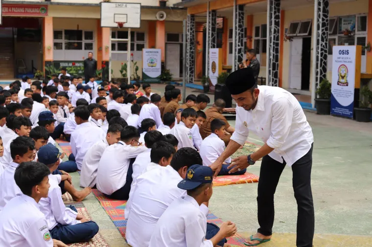 Wakil Wali Kota, Allex Saputra ketika kunjungi SMPN 4 Padang Panjang di Masa Pengenalan Lingkungan Sekolah (MPLS), Selasa (15/7/2025). Foto:Koinfo Padang Panjang