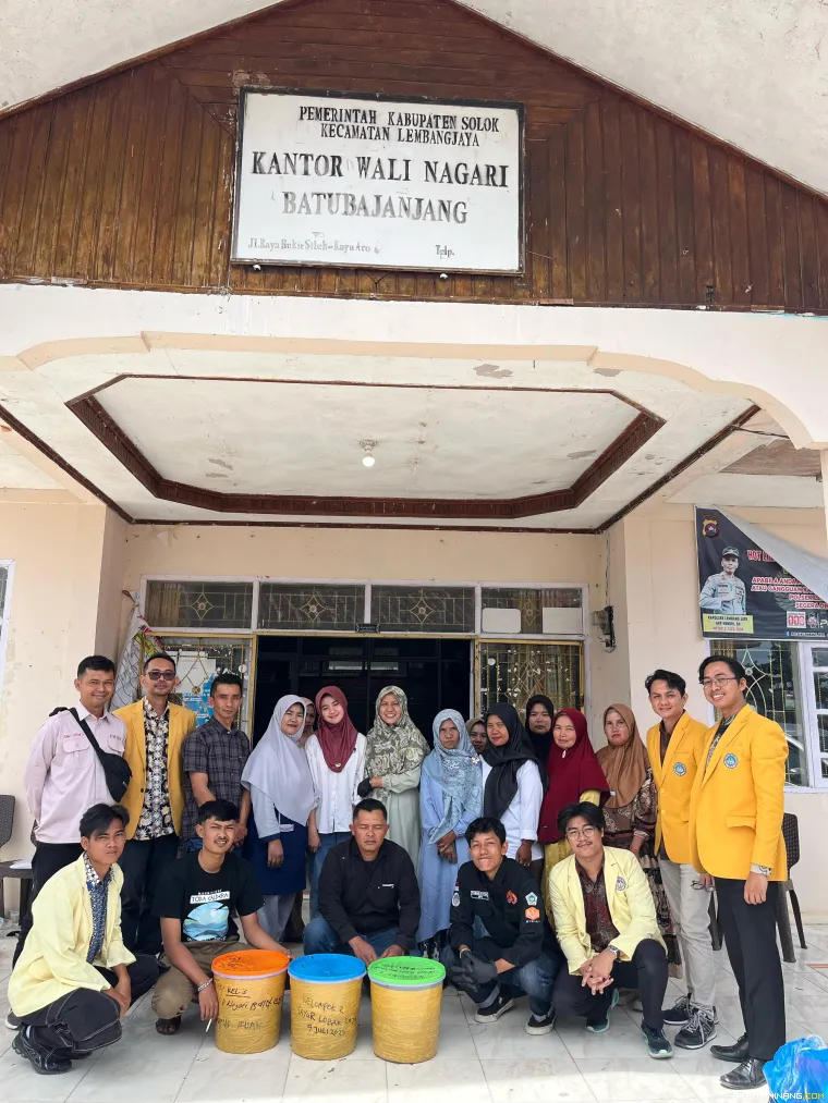 Foto bersama di depan Kantor Wali Nagari Batu Bajanjang