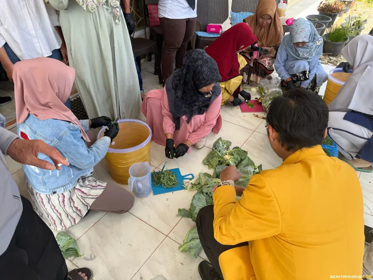 Para peserta pelatihan sedang praktek.