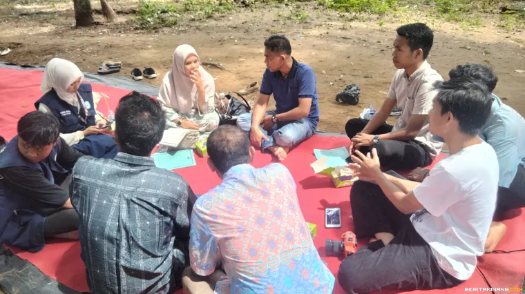 Ketua Tim Pengdian Prof. Dr. Abna Hidayati mempimpin diskusi.