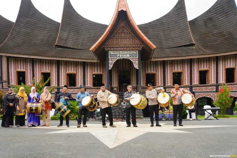 Pemukulan gendang pembukaan Festival Pamenan Minangkabau II