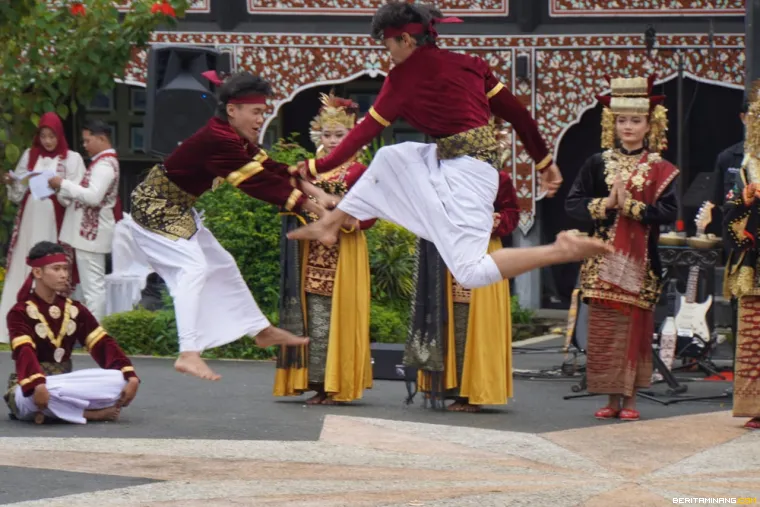 Atraksi penari pada pembukaan Festival Pamenan Minangkabau II.