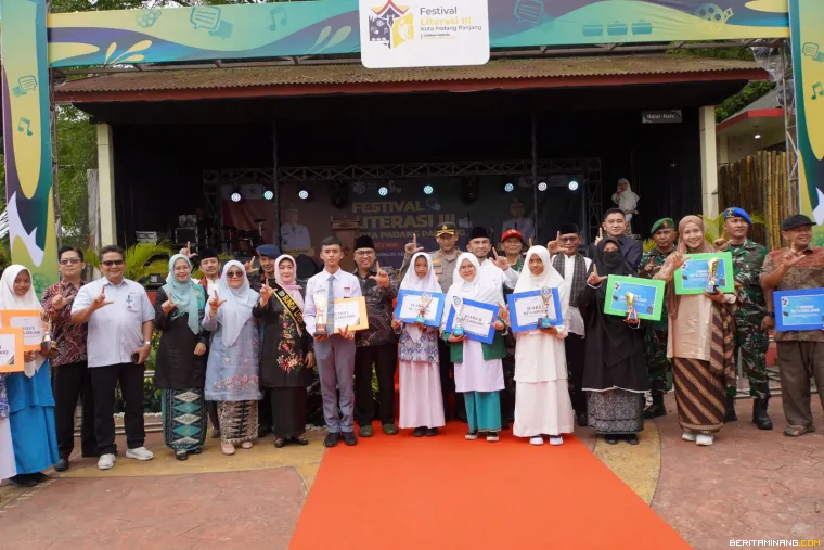 Para pemenang lomba Festival Literasi III foto bersama dengan Wako Padang Panjang dan Forkopimnda.