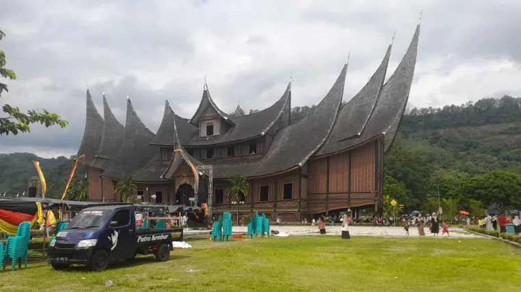 Ilustrasi Tantangan Kekinian Tentang Pengembangan dan Pelestarian Acara Adat di Masyarakat