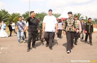 Menteri Pemuda dan Olahraga Republik Indonesia, Dito Ariotedjo ketika berkunjung ke  Komplek Sport Center Dharmasraya, Koto Baru, (03/07/2025). Foto: Eko