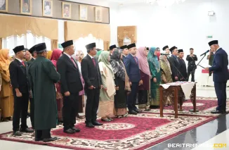 Gubernur Sumatera Barat (Sumbar), Mahyeldi Ansharullah ketika mengukuhkan dan melantik 25 pejabat manajerial di lingkungan Pemprov Sumbar di Auditorium Gubernuran, Padang, Selasa (22/7/2025). Foto: Adpim Sumbar