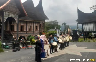 Suasana pembukaan Festival Pamenan Minangkabau (FPM) #2 di halaman Rumah Gadang PDIKM Padang Panjang, Sumatera Barat, Sabtu 26 Juli 2024. Foto: Rokcvalva/BeritaMinang