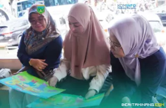 Bunda Literasi Kota Padang Panjang, Ny Maria Feronika Hendri didampingi Ketua GOW, Ny Sri Wahyuni Allex, Ketua DWP, Ny Sri Hindayani Sonny dalam rangkaian kegiatan Festival Literasi, Ahad(27/7/2025) di PDIKM. Foto: Kominfo Padang Panjang