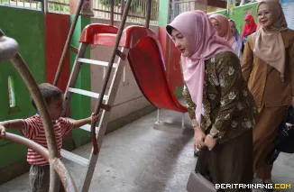 Bunda PAUD, Ny. Maria Feronika Hendri, ketika melakukan kunjungan ke beberapa lembaga Pendidikan Anak Usia Dini (PAUD) di Kota Padang Panjang, Senin (28/7/2025). Foto: Kominfo Padang Panjang