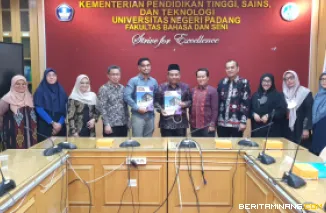 Penandatanganan Naskah Kerja Sama pelaksanaan Sawahlunto International Music Festival (SIMFes) pada Kamis (24/7) bertempat di Ruang Sidang FBS Universitas Negeri Padang, Kampus UNP Air Tawar Padang.  Foto MR.