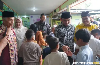 Wakil Wali Kota, Allex Saputra salami anak-anak yang ikuti Khitanan Massal di RSI Yarsi Ibnu Sina, Sabtu (5/7/2025). Foto: Kominfo Padang Panjang
