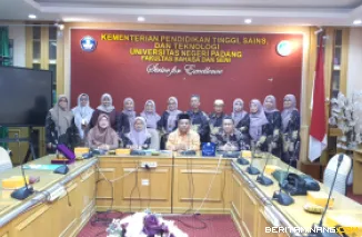 Pimpinan dan dosen-dosen Program Studi Pendidikan Bahasa Inggris, FKIP Unri kunjungan implementasi kerja sama ke Program Studi Pendidikan Bahasa dan Sastra Inggris FBS UNP pada Rabu (23/7) bertempat di Kampus Air Tawar Padang. Foto MR.