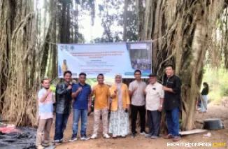 Ketua tim pengabdian masyarakat UNP Prof. Dr. Abna Hidayati, M.Pd foto bersama dengan peserta pelatihan digitalisasi di Kawasan Wisata Terpadu Bawahbingin Pasbar. Foto-Foto: Tim Pengabdian