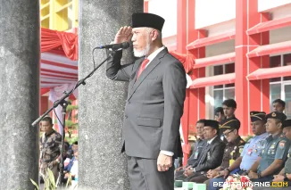 Gubernur Mahyeldi ketika menjadi pembina Upacara Peringatan Hari Koperasi Nasional (Harkopnas) ke-78 tingkat provinsi yang digelar di halaman Kantor Gubernur, Kamis (17/7/2025). Foto: Adpim Sumbar
