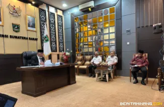 Gubernur Sumatera Barat (Sumbar), Mahyeldi Ansharullah ketika menjalani sidang tesis S2 Bidang Studi Magister Manajemen secara daring di Istana Gubernuran, Rabu (2/7/2025).Foto: Adpim Sumbar