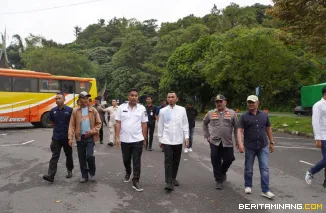 Wakil Gubernur Sumbar, Vasko Ruseimy, bersama Wakil Wali Kota Padang Panjang, Allex Saputra lakukan peninjauan langsung ke Terminal Bukit Surungan (Busur), Jumat (4/7/2025). Foto: Kominfo Padang Panjang