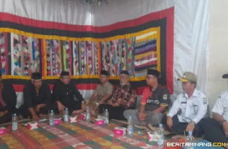 Ketua KAN Guguak, JJ Dt Gadang  ketika menyampaikan berbagai hal dalam konsolidasi dan evaluasi, pasca polemik kepemimpinan yang terjadi beberapa waktu lalu yang dilangsungkan di Kantor KAN Guguak, Rabu (16/2025). Foto: Rokcalva
