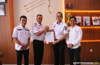 Wakil Waliko Elzadaswarman menyerahkan SK Surat Keputusan Gubernur Sumatera Barat terkait penetapan pemenang Lomba Nagari/Desa dan Kelurahan Tingkat Provinsi Tahun 2025 Kepada Lurah Koto Tangah,Rabu 23/07/2023 lalu.