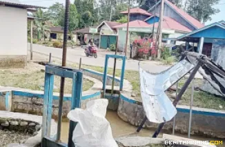 Alat pengangkat sampah otomatis berbasis conveyor yang diciptakan Mahasiswa KKN UNP di Nagari Desa Baru, Kecamatan Ranah Batahan, Kabupaten Pasaman Barat, Sumatera Barat. Foto: Topsumbar/Humas UNP