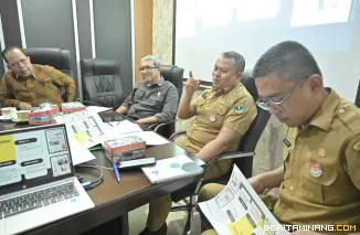 Wakil Ketua DPRD Tanah Datar, Nurhamdi Zahari Dt Nan Bapayuang Ameh saat memimpin rombongan Komisi 1 DPRD Kabupaten Tanah Datar berkonsultasi dengan Kepala Biro Adpim dan jajaran, Selasa (1/7/2025). Foto: Adpim Sumbar