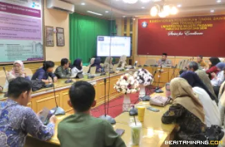 Kegiatan diskusi bersama dosen-dosen berjabatan fungsional Asisten Ahli ini diselenggarakan pada Rabu (16/7) bertempat di ruang sidang Kampus FBS UNP Air Tawar Padang. Foto MR.