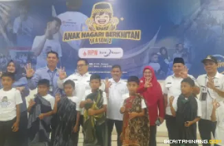 Staf Ahli Gubernur Sumbar, Jasman Rizal foto bersama usai penyerahan bingkisan kepada anak yang selesai melaksanakan khitan di Masjid Raya Syech Ahmad Khatib Al Minangkabawi, Rabu (2/7/2025). Foto: Rokcalva