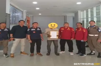 Satpol PP  Bukittinggi berhasil mengamankan A pelaku pemalakan penjual donat di simpang lampu Merah Bypass.  Foto : Dok Humaspolppbkt