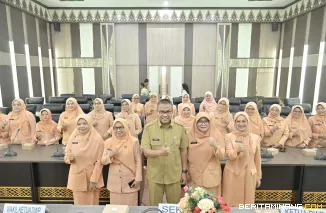 Sekretaris Daerah Provinsi Sumatera Barat (Sekdaprov Sumbar), Arry Yuswandi foto bersama Ketua Dharma Wanita Persatuan (DWP) Provinsi Sumbar, di Ruang Pola Kantor Gubernur, Selasa (1/7/2025). Foto:Adpim Sumbar