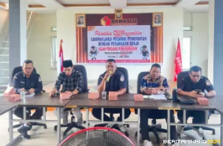 Suasana pelatihan kajian hukum dalam penyelenggaraan pemilu/pemilihan, Senin (7/7) di kantor Bawaslu Pessel. Foto: Foto: Bawaslu Pessel