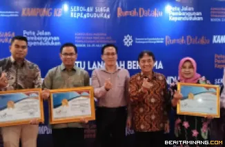 Rektor UNP Krismadinarta, Ph.D foto bersama dengan penerima penghargaan dari Kemendukbangga/BKKBN RI.Foto: Humas UNP