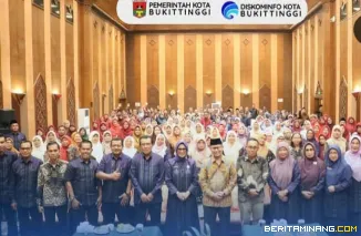 Wakil Walikota Bukittinggi Ibnu Asis bersama peserta Workshop peningkatan mutu Kepala Sekolah, usai pembukaan acara tersebut di hotel pusako, Jumat,(25/07).  Foto : Dok Diskominfo bkt