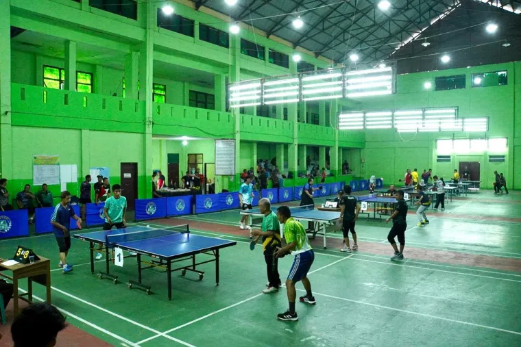 Suasana Papako 2025 Beregu Duo, turnamen tenis meja yang diikuti 48 atlet dari Sumatera Barat, Riau, dan Jambi di Gedung Olahraga (GOR) Bancalaweh, Sabtu (23/8/2025) hingga Ahad (24/8/2025). Foto: Kominfo Padang Panjang